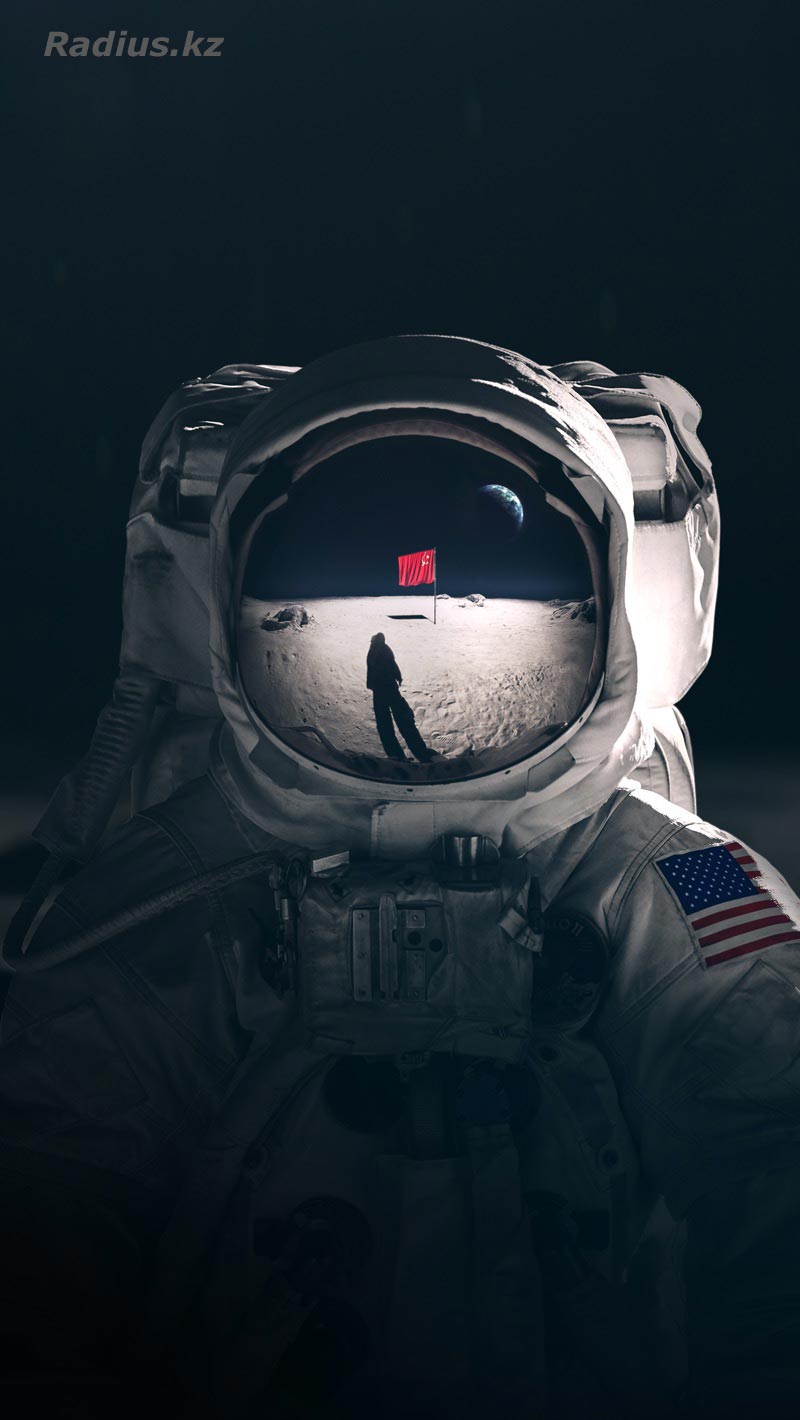 американский космонавт на Луне и флаг СССР