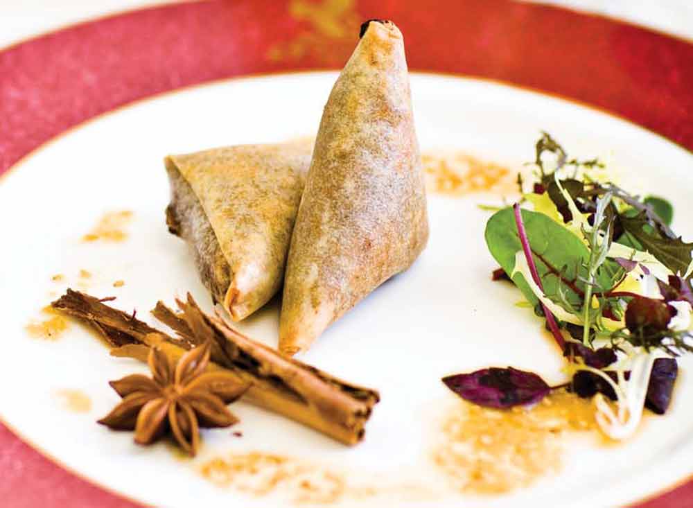 Утиное мясо в тесте с шоколадом с кунжутом и имбирным соевым соусом