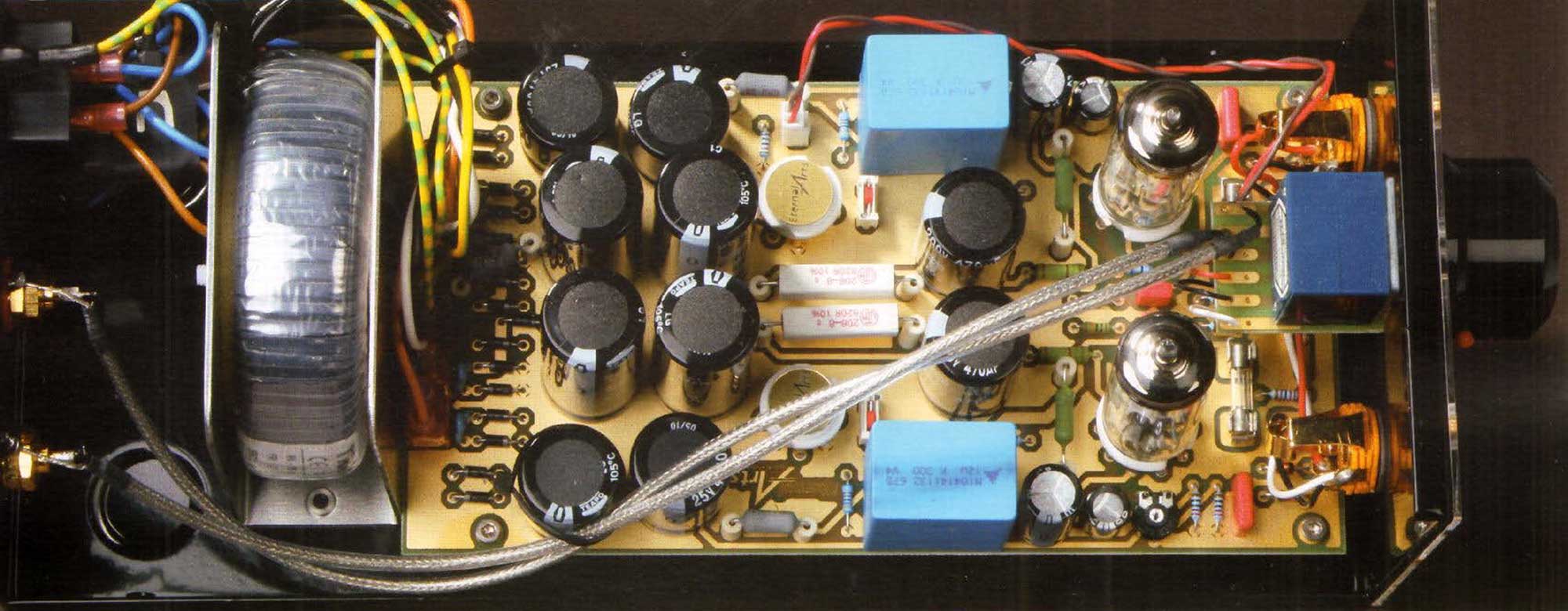 Die Hauptklangarbeit liegt bei zwei Trioden-Pentoden gleich hinter Front und Alps-Poti
