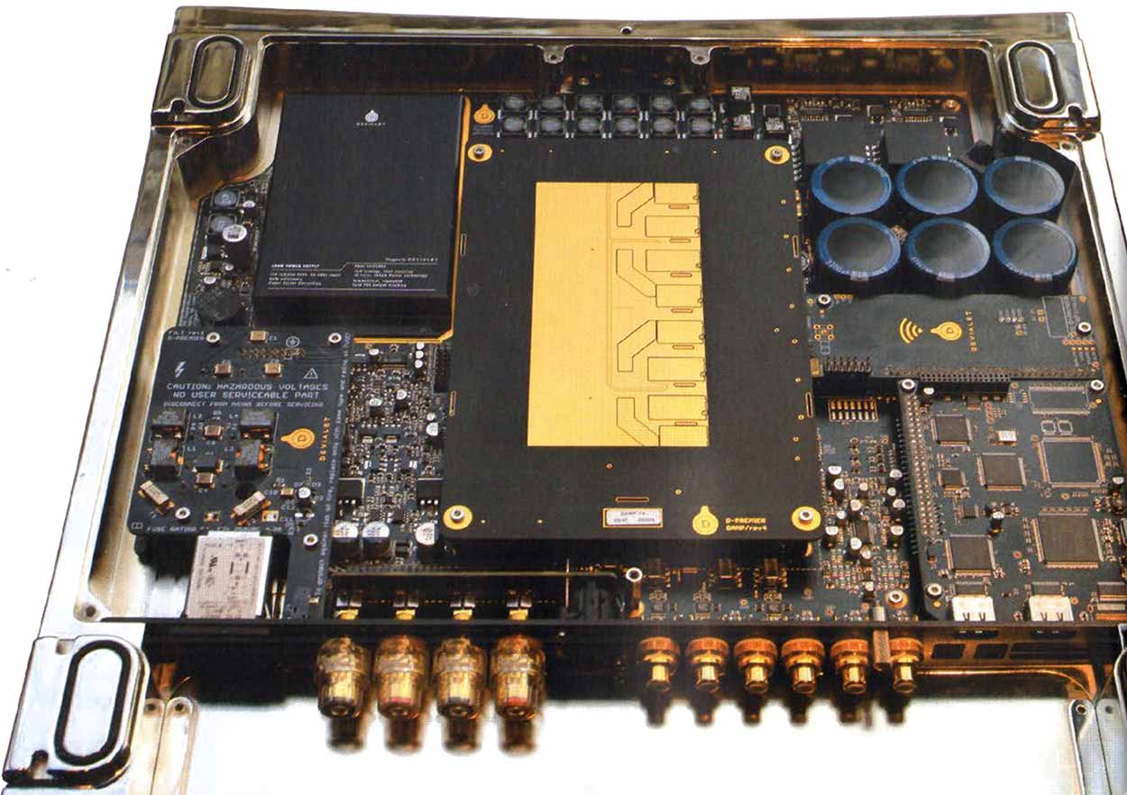 Hohe Packungsdichte: Mittig, mit den goldfarbenen Leiterbahnen, sitzt der Class-D-Amp
