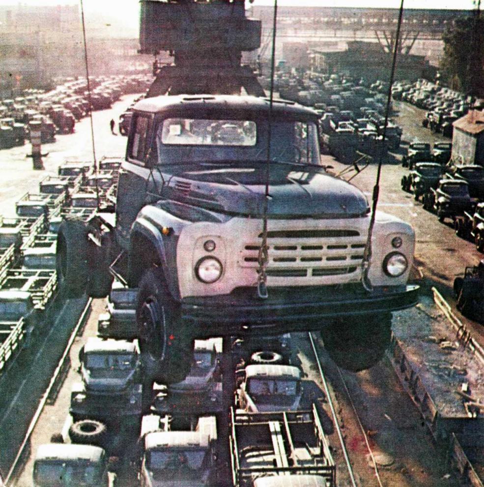 ЗиЛ-130 1978 год, погрузка на заводе