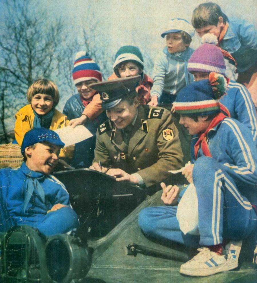 1980 год - советский воин и дети