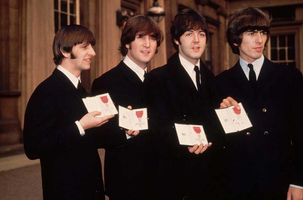 The Beatles с орденами Британской империи