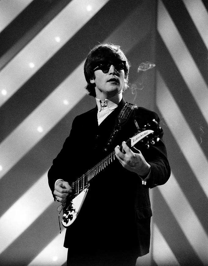Джон Леннон со своей гитарой