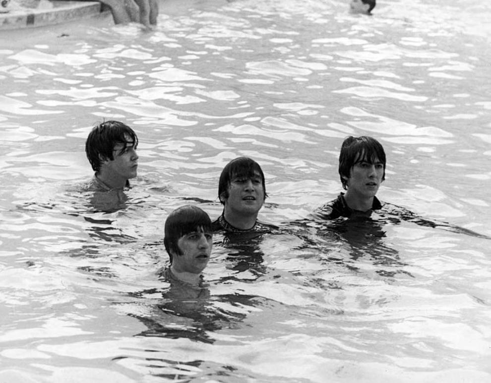The Beatles - в бассейне