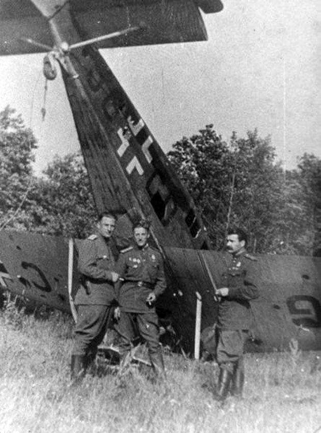 Советские офицеры на фоне сбитого немецкого самолета