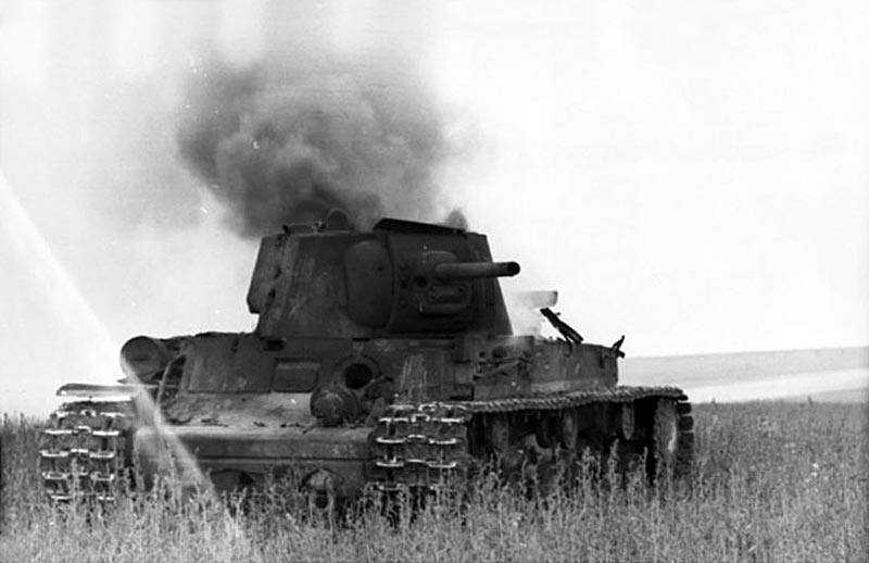 Подбитый и загоревшийся танк КВ-1